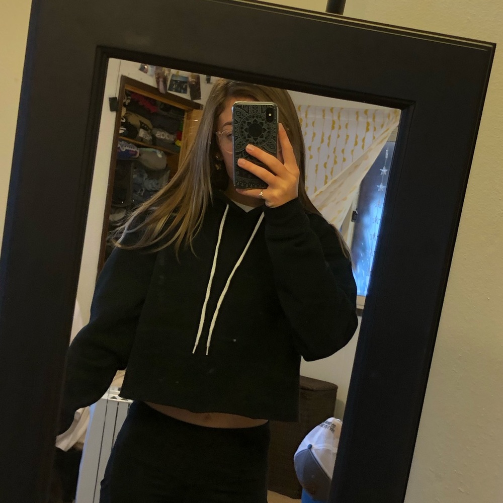 CROPPED BLACK HOODIE